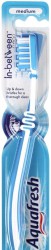 Зубная щетка Aquafresh ин-битвин клин средней жесткости